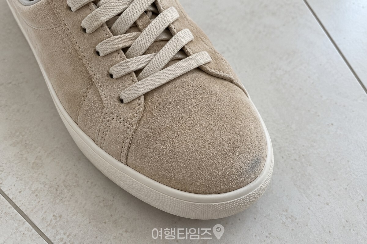 마른 스웨이드 운동화의 짧은 털 결과 앞코 한쪽의 옅은 자국을 가까이에서 보여 주는 모습. / 기사 이해를 돕기 위한 생성형 이미지