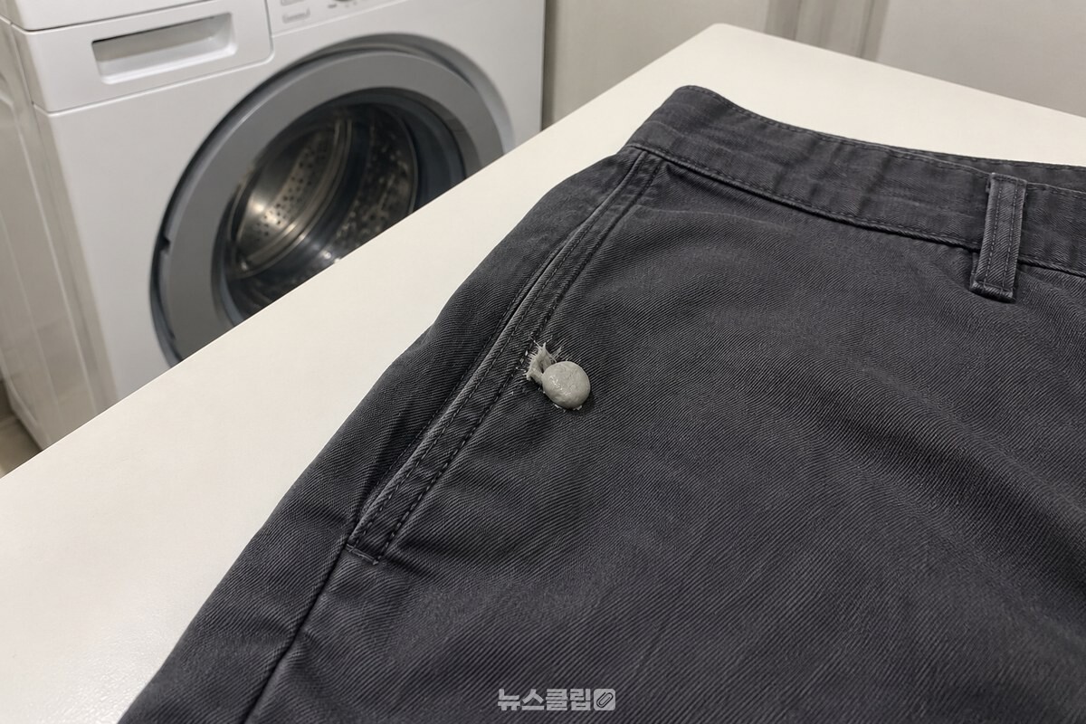 깨끗한 바지 주머니 부근의 섬유 결 사이에 껌 조각이 붙어 있는 가까운 모습. / 기사 이해를 돕기 위한 생성형 이미지