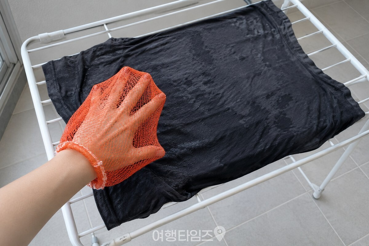 깨끗이 말린 양파망을 손에 끼워 젖은 옷을 손질할 준비를 한 모습. / 기사 이해를 돕기 위한 생성형 이미지