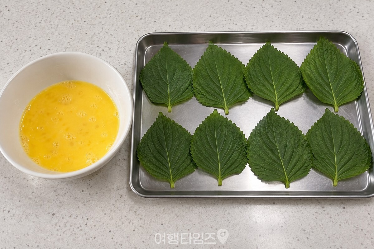 씻어 물기를 닦은 깻잎과 푼 달걀물이 조리 전 준비되어 있다. / 기사 이해를 돕기 위한 생성형 이미지