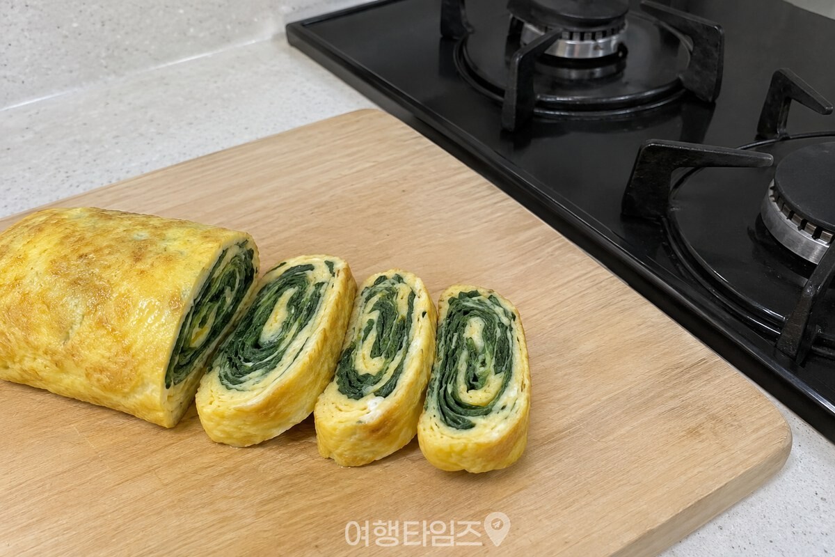 도마 위에 썬 계란말이 단면 사이로 깻잎 잎층이 보인다. / 기사 이해를 돕기 위한 생성형 이미지