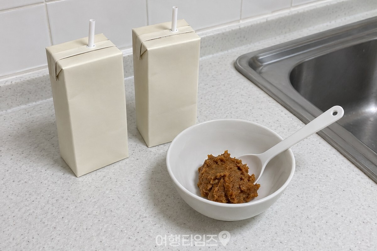 무첨가 두유 두 팩과 된장을 담은 작은 그릇을 놓은 준비 장면. / 기사 이해를 돕기 위한 생성형 이미지