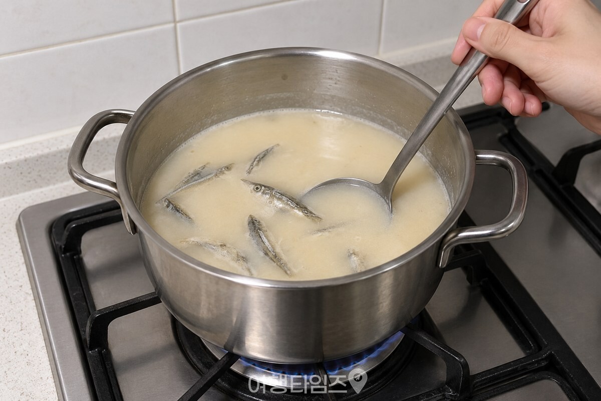 두유와 멸치를 넣은 냄비 바닥을 국자로 저어 주는 조리 장면. / 기사 이해를 돕기 위한 생성형 이미지