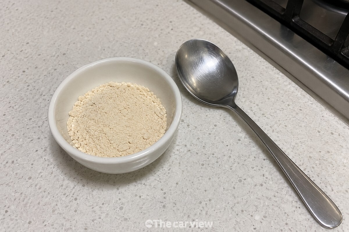 작은 흰 종지에 담은 날콩가루와 옆에 놓인 계량 큰술. / 기사 이해를 돕기 위한 생성형 이미지