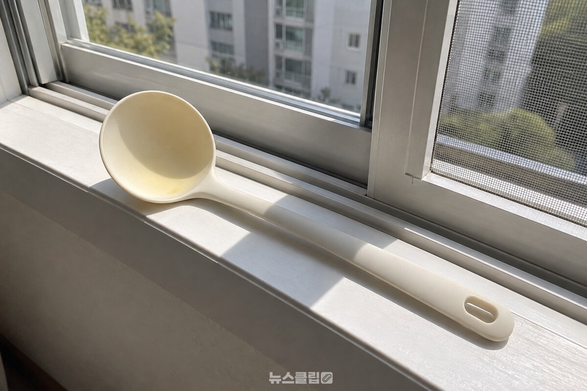 노란 기운이 남은 국자를 안쪽이 위로 향하게 해 햇빛이 닿는 창틀에 놓았다. / 기사 이해를 돕기 위한 생성형 이미지