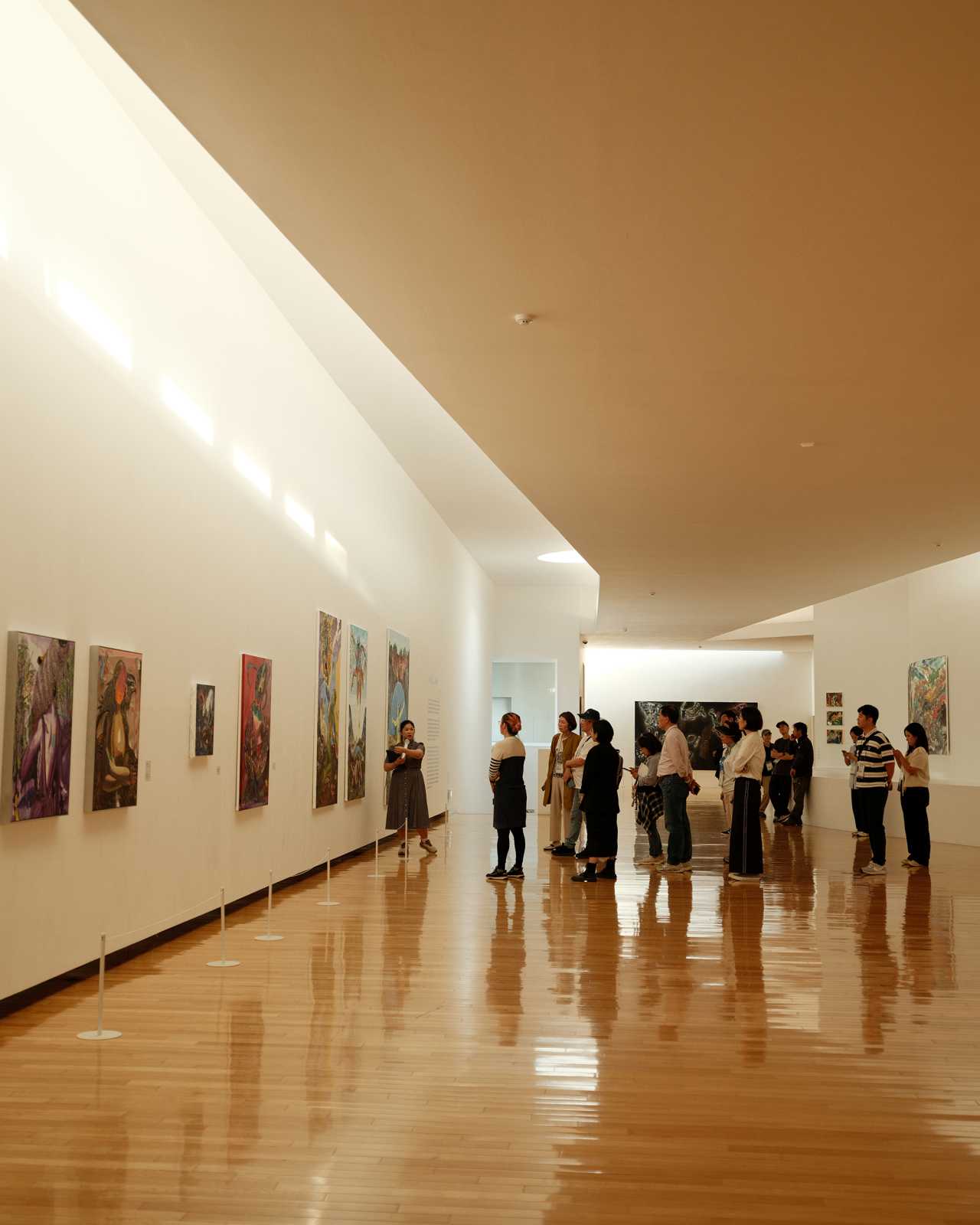 ReDMZ 팸투어 참가자들이 파주출판도시의 ‘미메시스아트뮤지엄’에서 설명을 들으며 전시를 관람하는 모습 / 사진=DMZ숲 제공