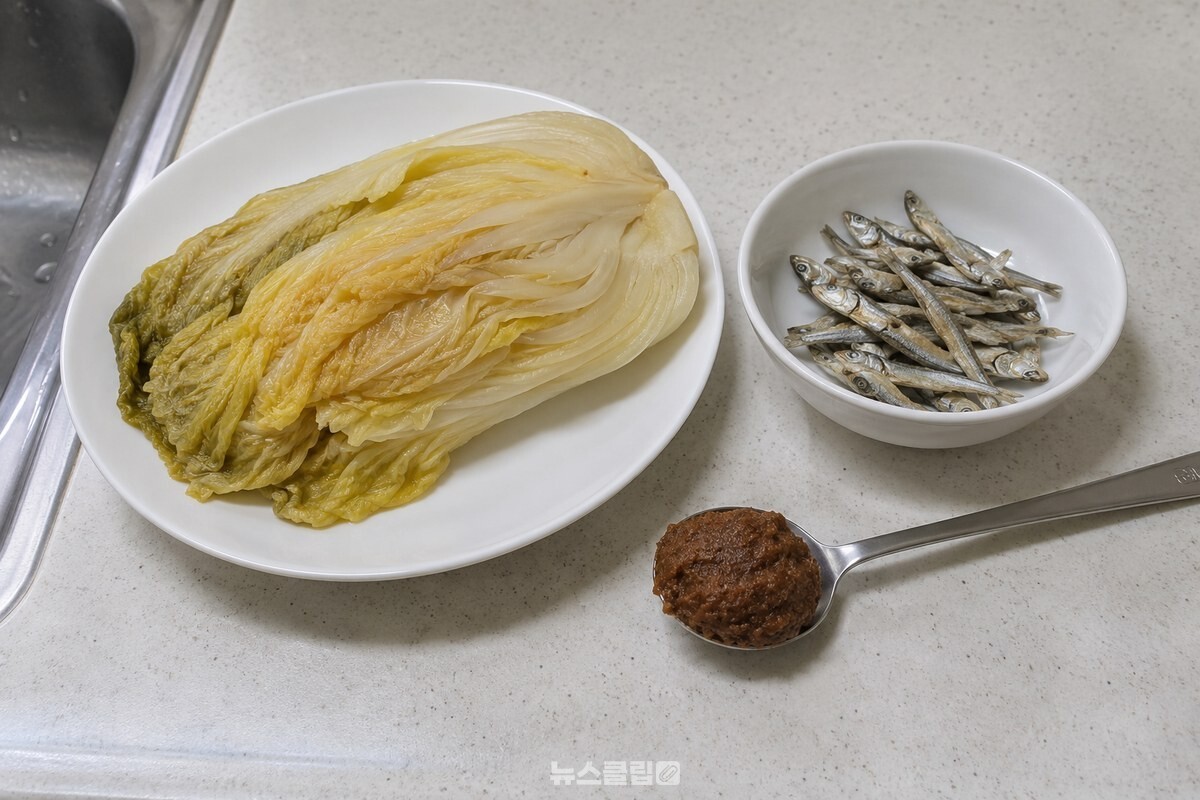 물기를 가볍게 짠 묵은지와 국멸치, 된장을 조리 전 필요한 만큼 준비했다. / 기사 이해를 돕기 위한 생성형 이미지
