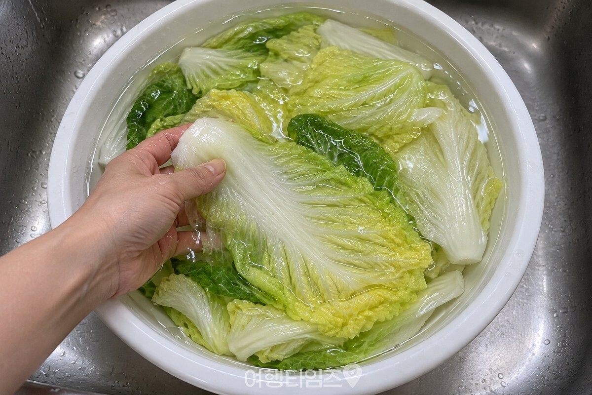 짧게 데쳐 유연해진 배춧잎을 찬물에 식히는 모습. / 기사 이해를 돕기 위한 생성형 이미지