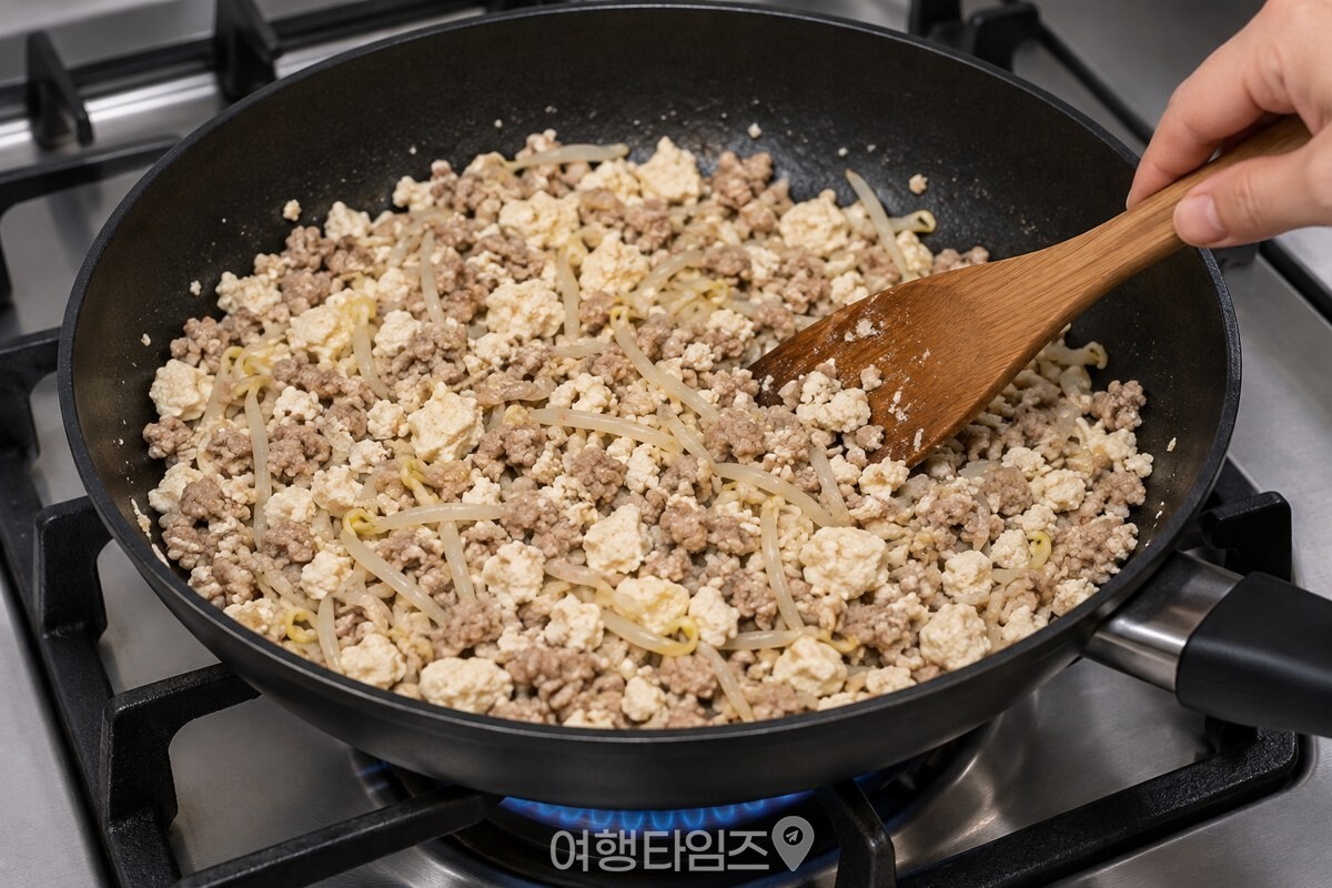 붉은 기 없이 고르게 익힌 돼지고기와 두부, 숙주 만두소. / 기사 이해를 돕기 위한 생성형 이미지