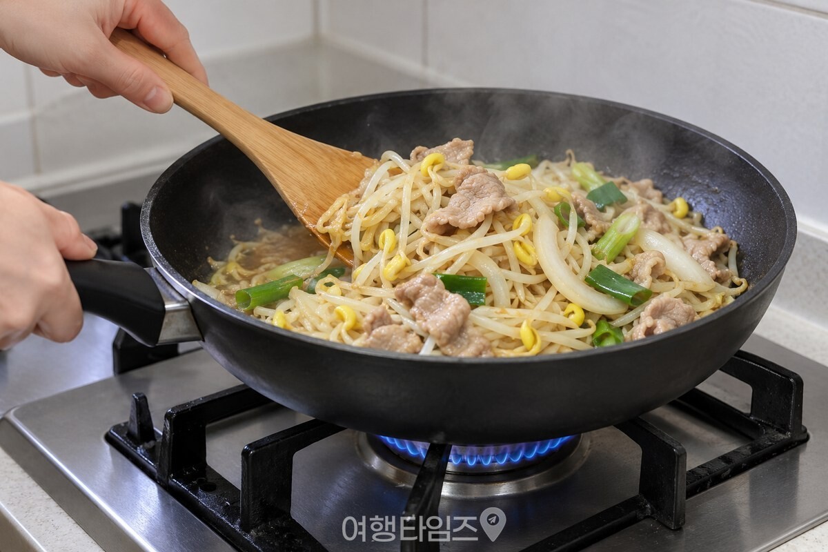 팬 가장자리에 수분이 올라온 뒤 주걱으로 재료를 뒤집어 섞는 모습. / 기사 이해를 돕기 위한 생성형 이미지