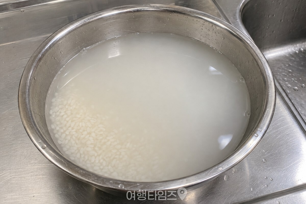 쌀을 헹군 뽀얀 쌀뜨물이 담긴 스테인리스 볼입니다. / 기사 이해를 돕기 위한 생성형 이미지