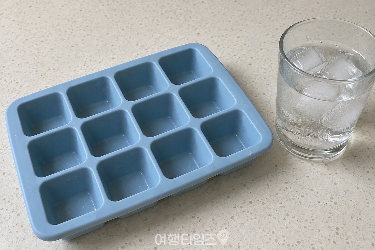맑은 물이 담긴 컵 옆에 놓인 깨끗한 실리콘 얼음틀과 얼음입니다. / 기사 이해를 돕기 위한 생성형 이미지
