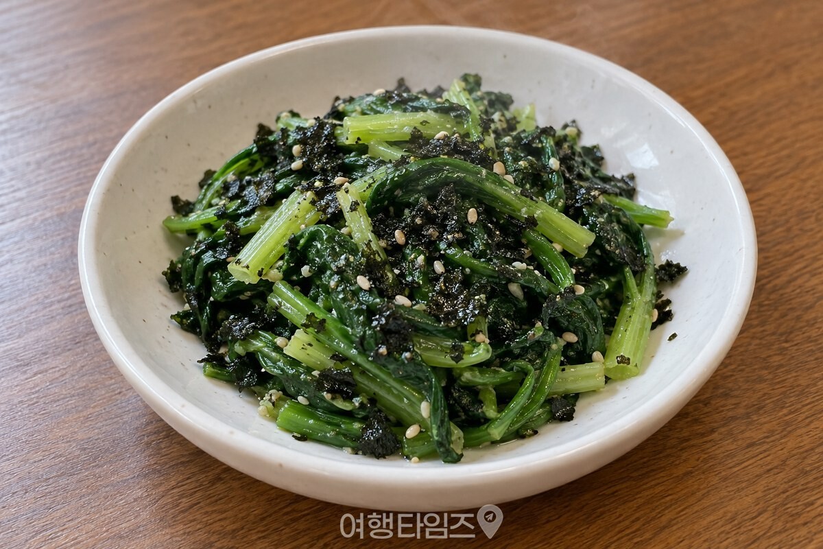 조미김가루가 고루 붙은 시금치무침을 작은 반찬 접시에 담은 모습. / 기사 이해를 돕기 위한 생성형 이미지
