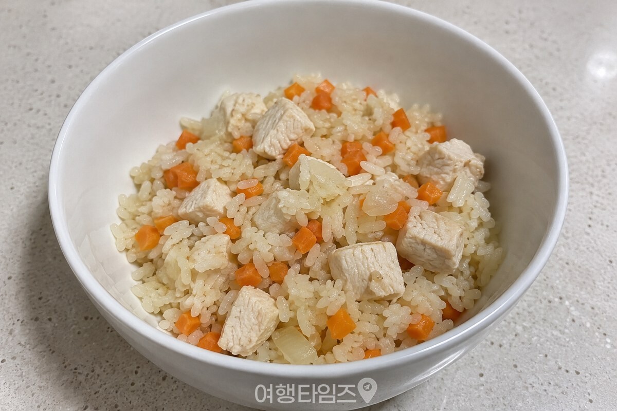 물로 지은 닭가슴살 영양밥의 담백한 밥알과 재료가 보이는 모습. / 기사 이해를 돕기 위한 생성형 이미지