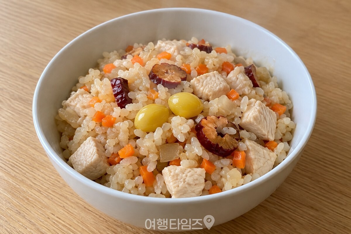 우유로 지어 은행과 대추를 올린 닭가슴살 영양밥 한 그릇. / 기사 이해를 돕기 위한 생성형 이미지