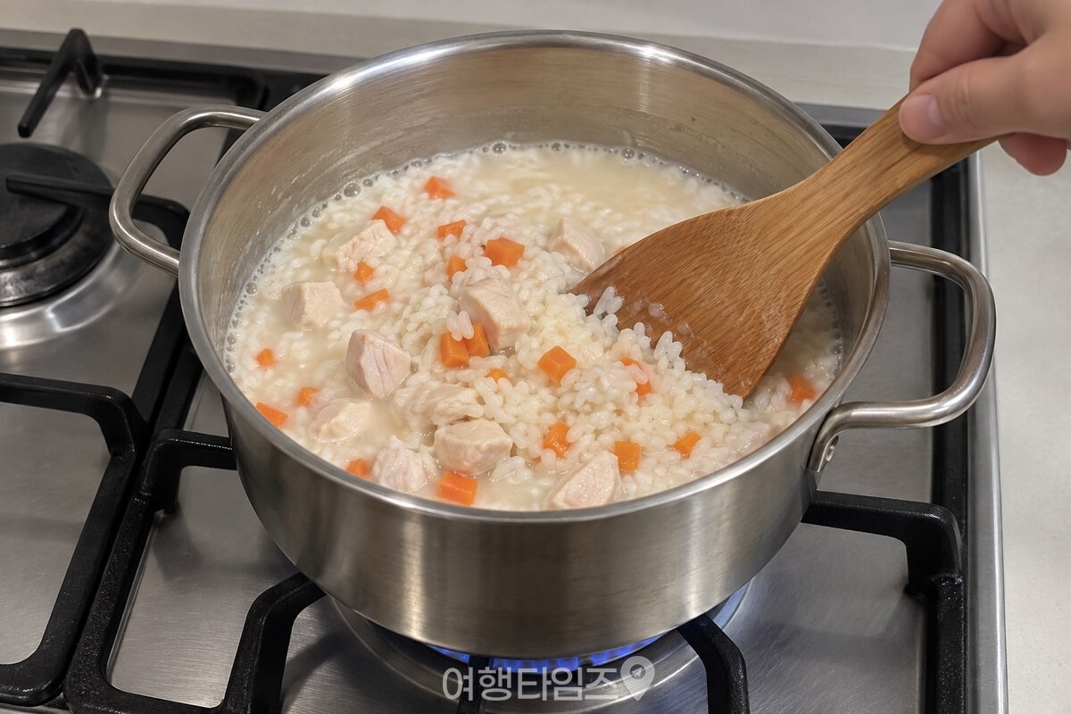 우유를 넣은 닭가슴살 영양밥을 뚜껑 없이 약불에서 저어 끓이는 모습. / 기사 이해를 돕기 위한 생성형 이미지