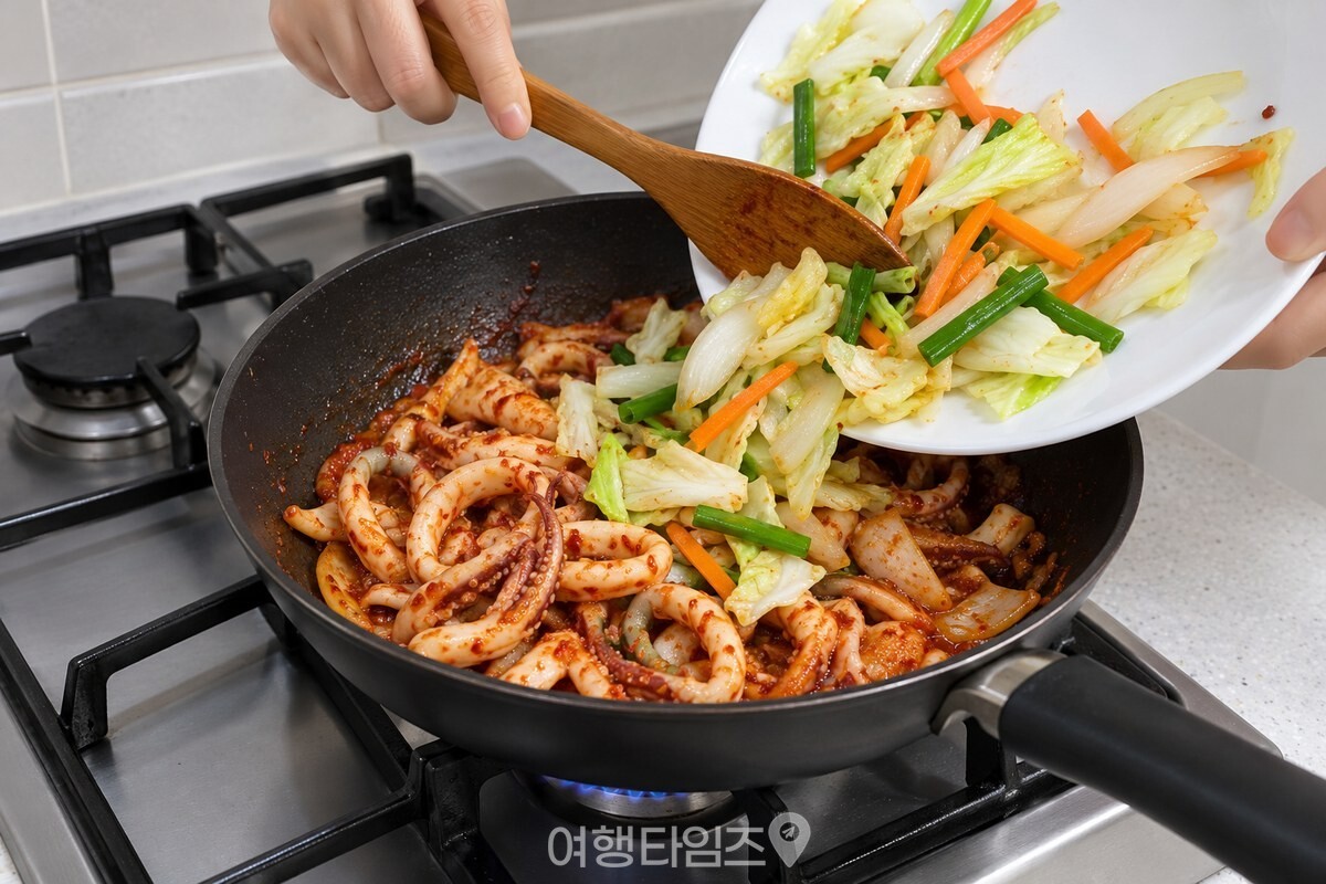 양념을 입힌 오징어에 볶아 둔 채소를 더하는 모습 / 기사 이해를 돕기 위한 생성형 이미지