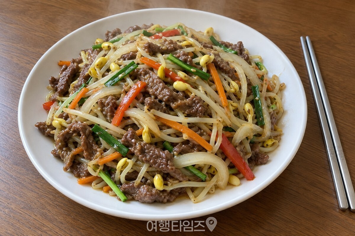 완성된 소고기 콩나물 잡채가 접시에 담겨 있는 모습 / 기사 이해를 돕기 위한 생성형 이미지