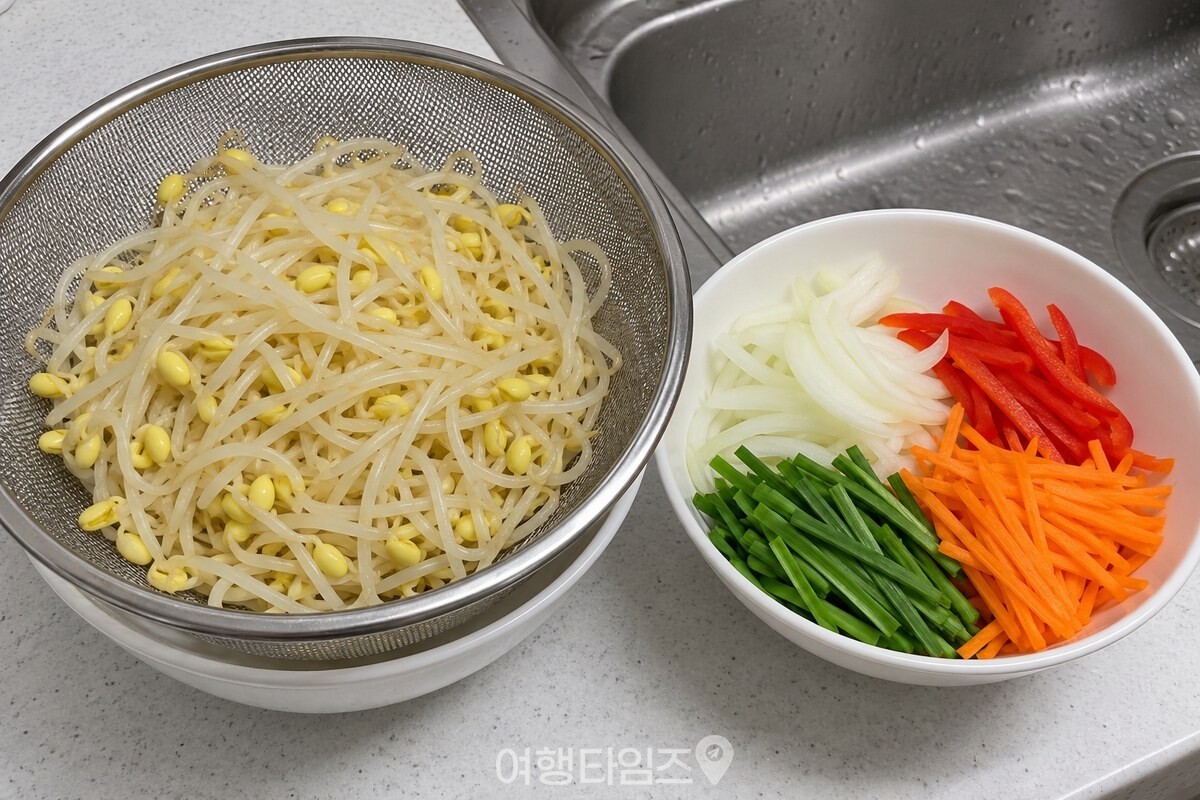 데친 콩나물을 체에 밭쳐 물기를 빼고 채 썬 채소를 곁에 둔 모습. / 기사 이해를 돕기 위한 생성형 이미지
