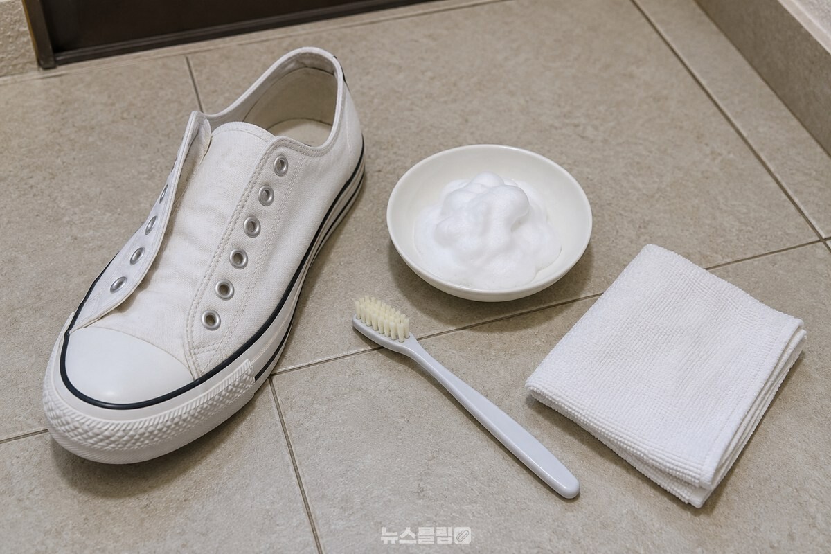 흰 면도 거품과 부드러운 칫솔, 마른 천을 운동화 옆에 준비한 모습. / 기사 이해를 돕기 위한 생성형 이미지