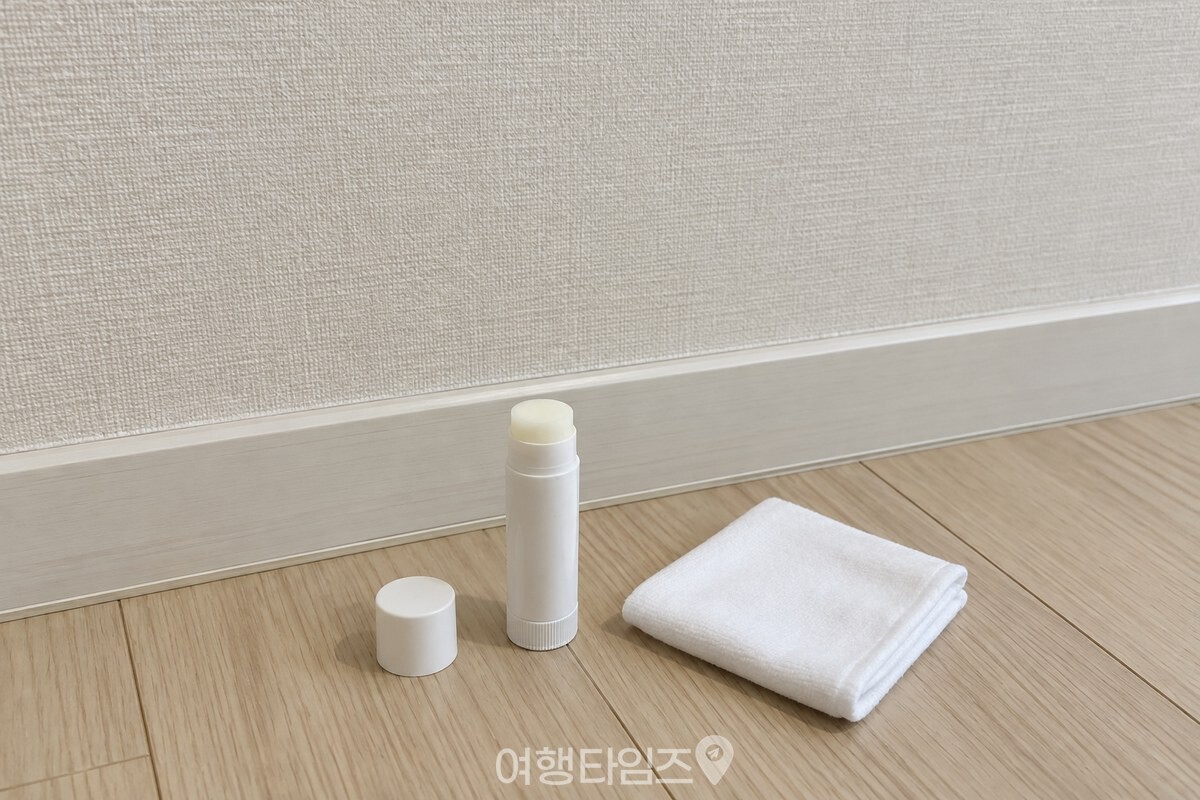 마른 천과 흰색 딱풀을 벽지 가까이에 준비한 모습. / 기사 이해를 돕기 위한 생성형 이미지
