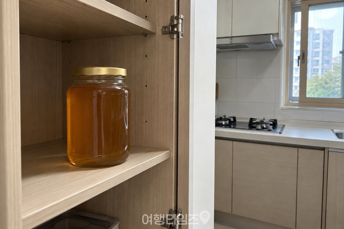 가스레인지와 창가에서 떨어진 찬장 안쪽 선반에 꿀병이 세워져 있는 모습 / 기사 이해를 돕기 위한 생성형 이미지