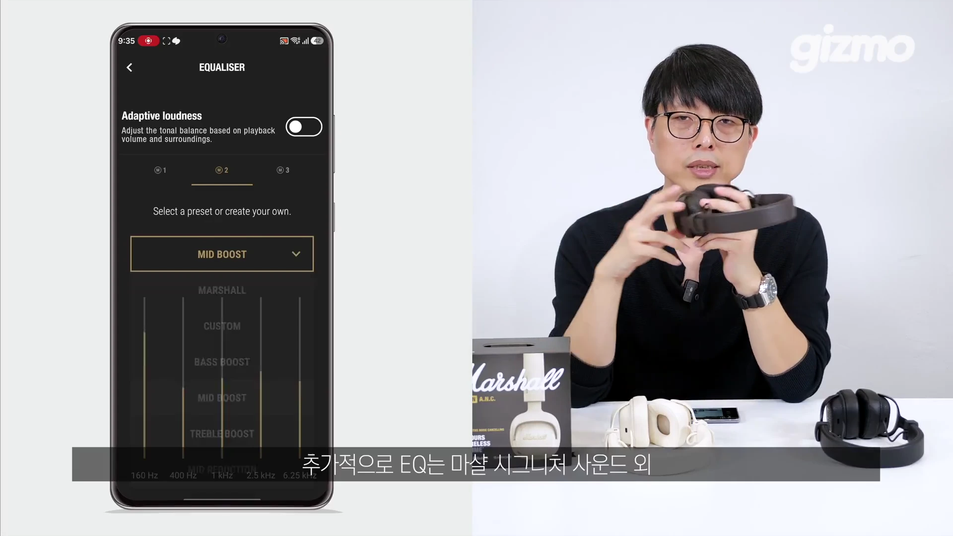 스마트폰 화면에 이퀄라이저 설정 앱이 떠 있고, 그 옆으로 안경을 쓴 남성이 마샬 온이어 헤드폰을 들고 있는 모습.