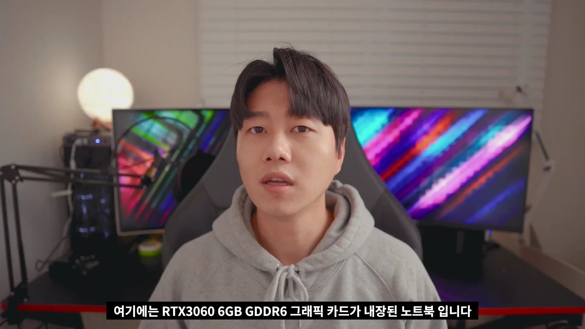 실내 작업실 의자에 앉아 정면을 응시하며 말하는 남성 유튜버의 모습이 담긴 영상 캡처 화면