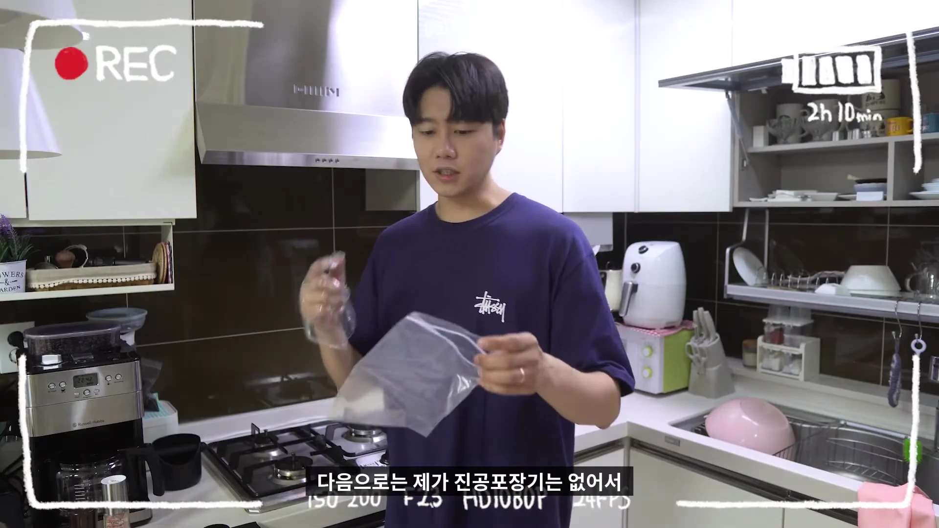 주방에서 남성이 지퍼백을 들고 수비드 요리 과정을 설명하는 모습이 담긴 화면 캡처 이미지.