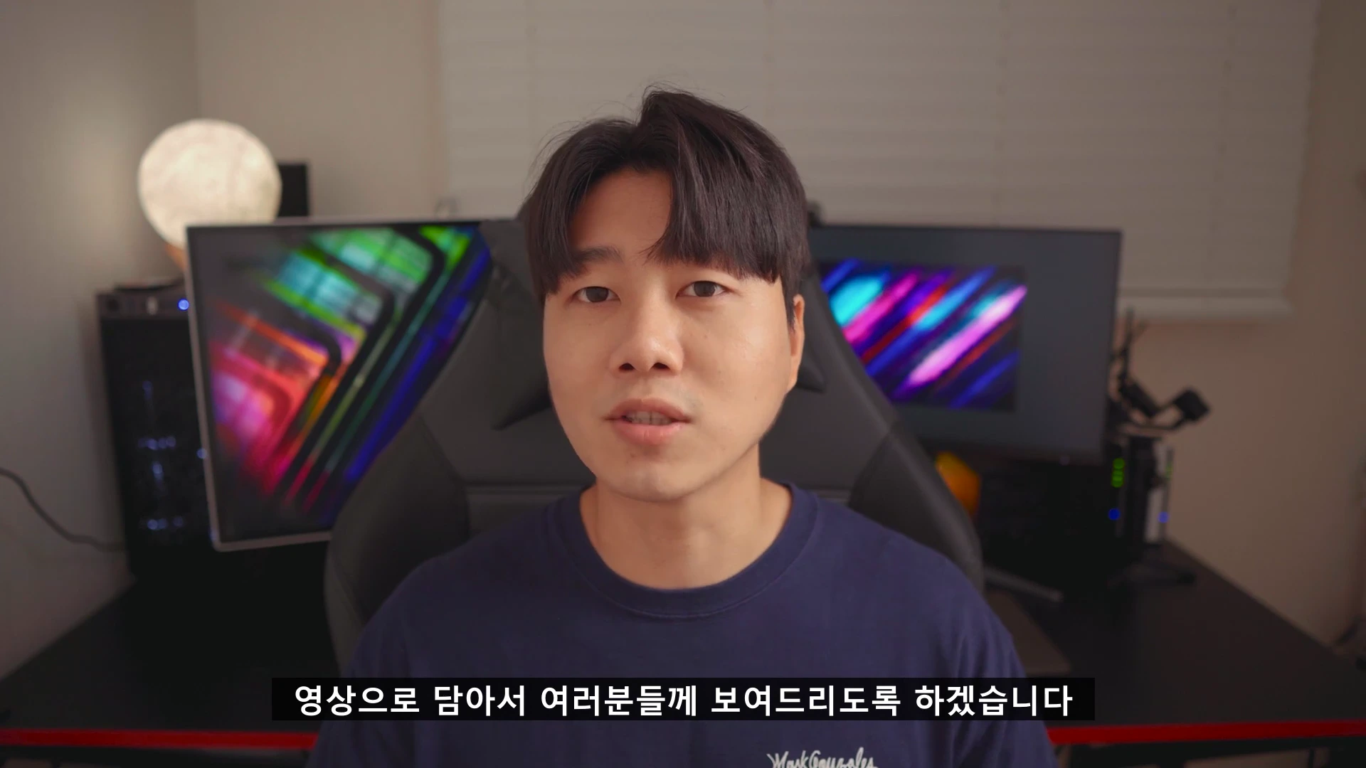 실내에서 남성 유튜버가 카메라를 응시하며 이야기하고 있고, 하단에는 한국어 자막이 표시된 영상 프레임입니다.