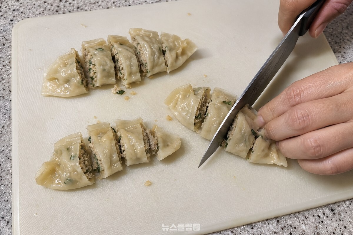 해동한 냉동만두를 도마 위에서 작은 조각으로 자르는 모습. / 기사 이해를 돕기 위한 생성형 이미지