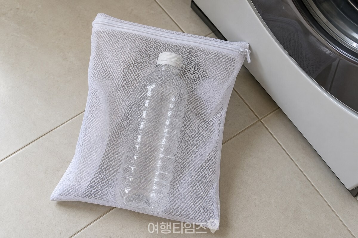 지퍼 빨래망 안에 담긴 뚜껑 닫은 빈 생수병 / 기사 이해를 돕기 위한 생성형 이미지