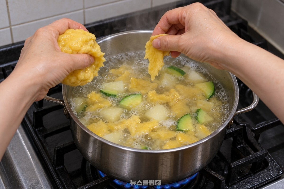 끓는 멸치 육수에 얇은 반죽을 떼어 넣는 손 / 기사 이해를 돕기 위한 생성형 이미지