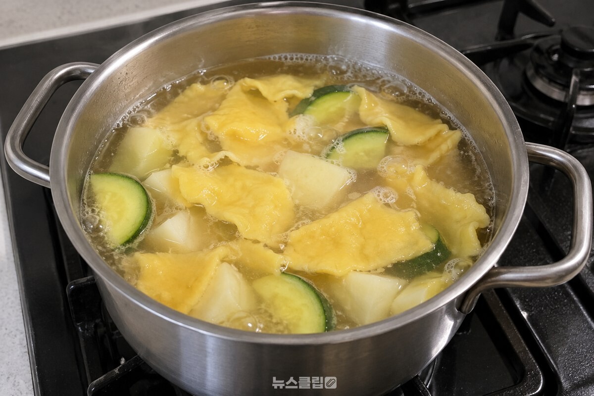 맑은 멸치 육수에 떠오른 노란 수제비 조각 / 기사 이해를 돕기 위한 생성형 이미지