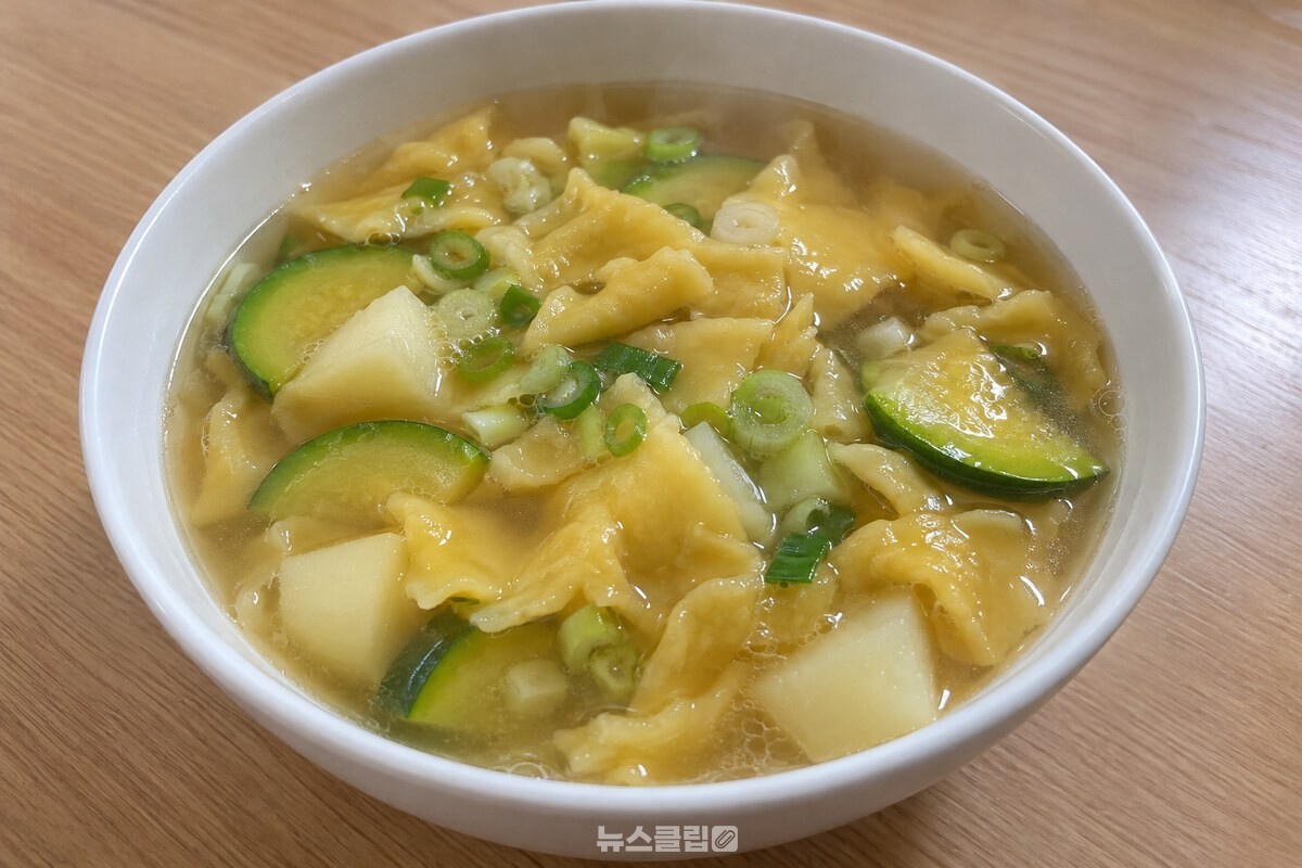 노란 단호박 수제비가 담긴 멸치 육수 그릇 / 기사 이해를 돕기 위한 생성형 이미지