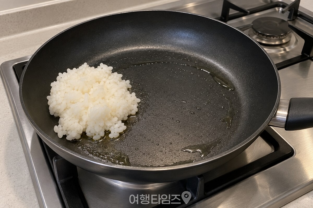 팬 한쪽에 붙어 있는 찬밥 덩어리 / 기사 이해를 돕기 위한 생성형 이미지
