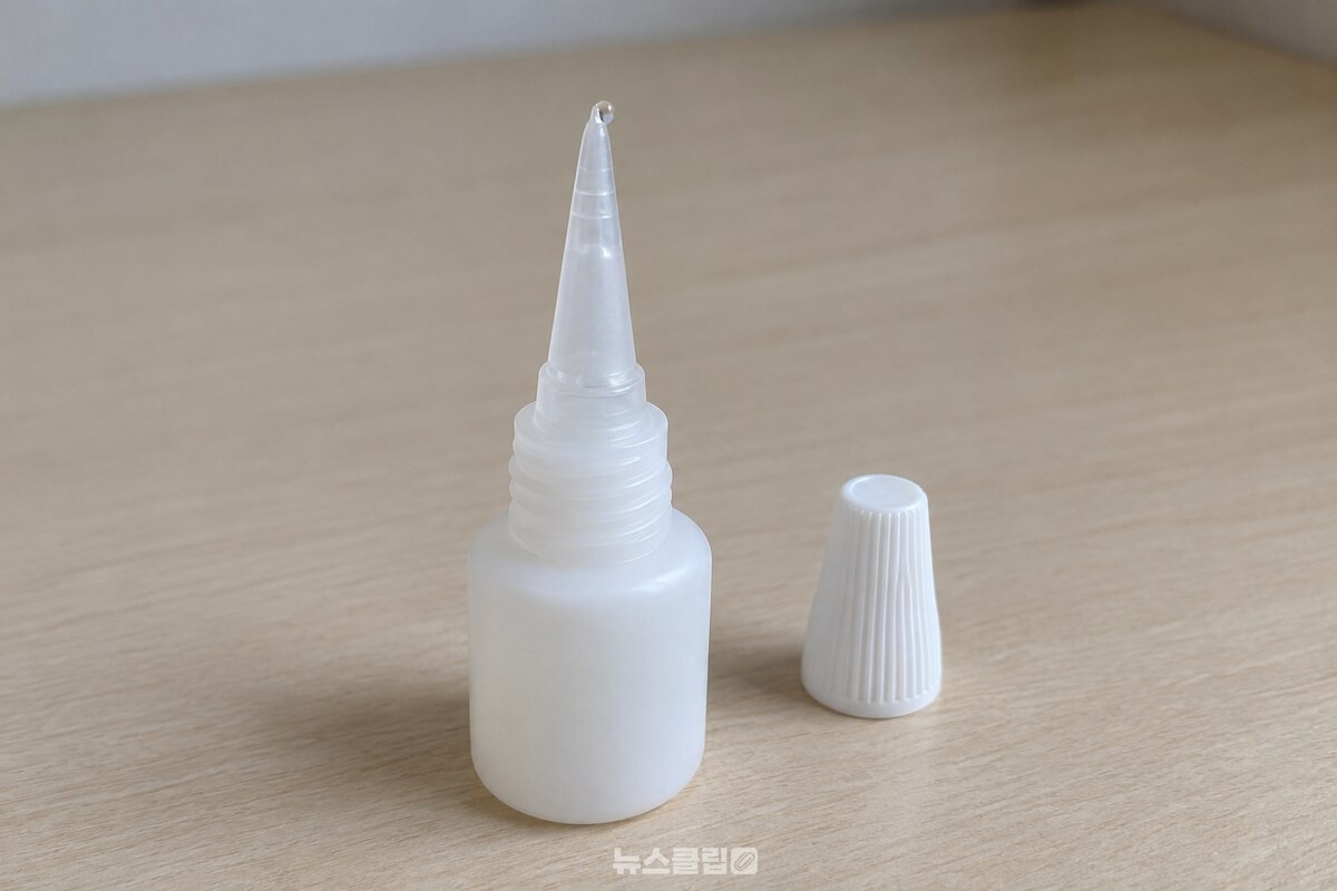 순간접착제 노즐 끝에 작은 투명 방울이 맺힌 상태를 가까이서 본 모습. / 기사 이해를 돕기 위한 생성형 이미지