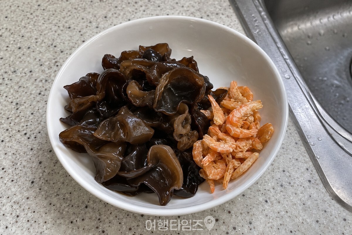 불린 목이버섯과 건새우를 함께 담은 작은 그릇 / 기사 이해를 돕기 위한 생성형 이미지
