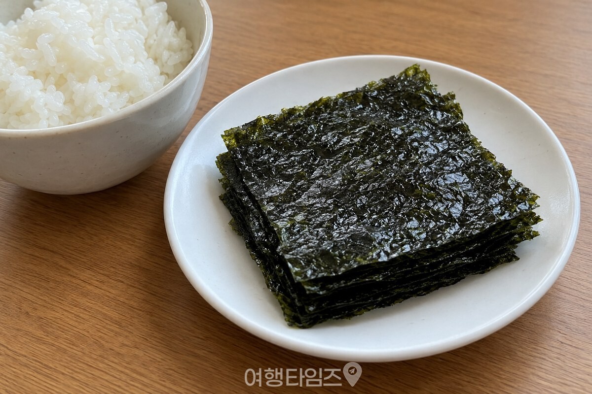 따뜻한 밥과 함께 접시에 담은 바삭한 구운 김 / 기사 이해를 돕기 위한 생성형 이미지