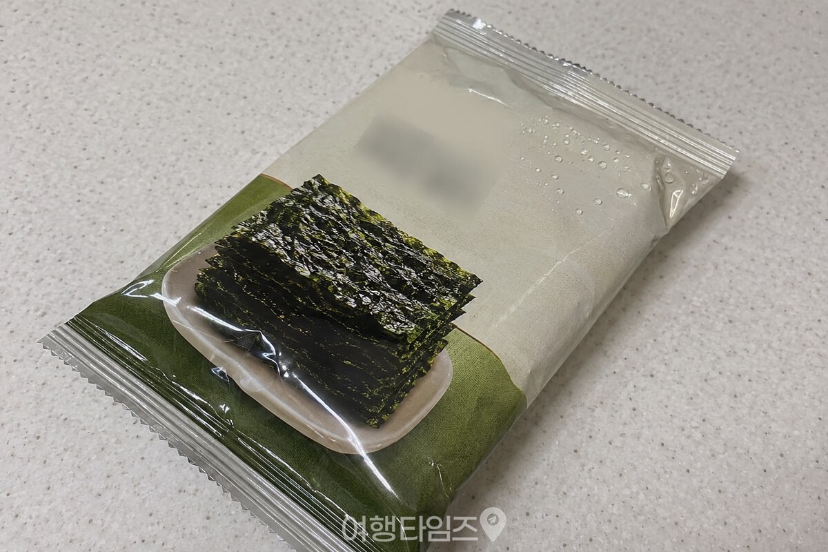 닫힌 김 봉지 겉면에만 옅은 물방울이 보이는 모습 / 기사 이해를 돕기 위한 생성형 이미지