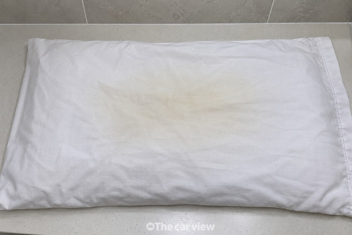 흰 베갯잇 가운데에만 옅은 누런 기운이 남아 있고 나머지 천은 깨끗한 모습 / 기사 이해를 돕기 위한 생성형 이미지