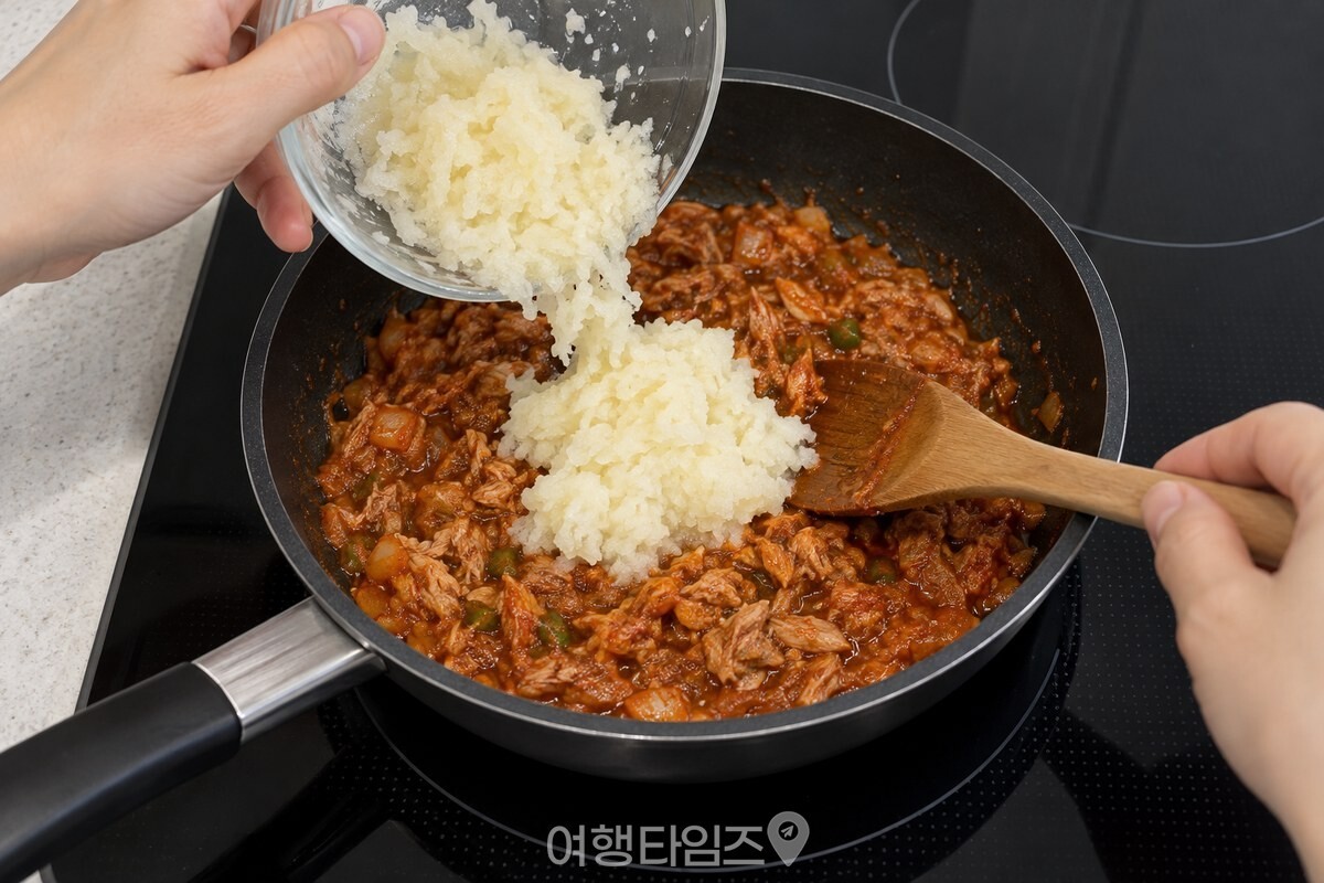 갓 간 감자를 참치쌈장에 넣는 모습 / 기사 이해를 돕기 위한 생성형 이미지