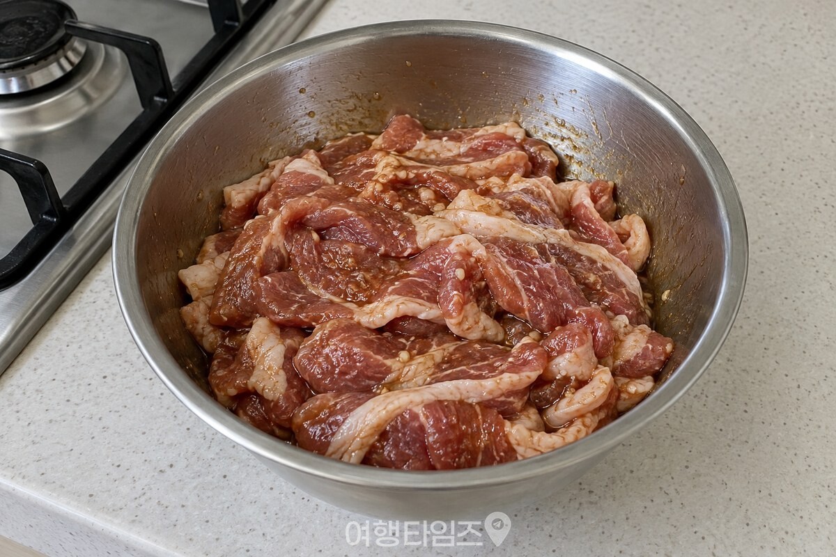 얇은 돼지고기에 간장 양념이 고르게 묻은 모습 / 기사 이해를 돕기 위한 생성형 이미지