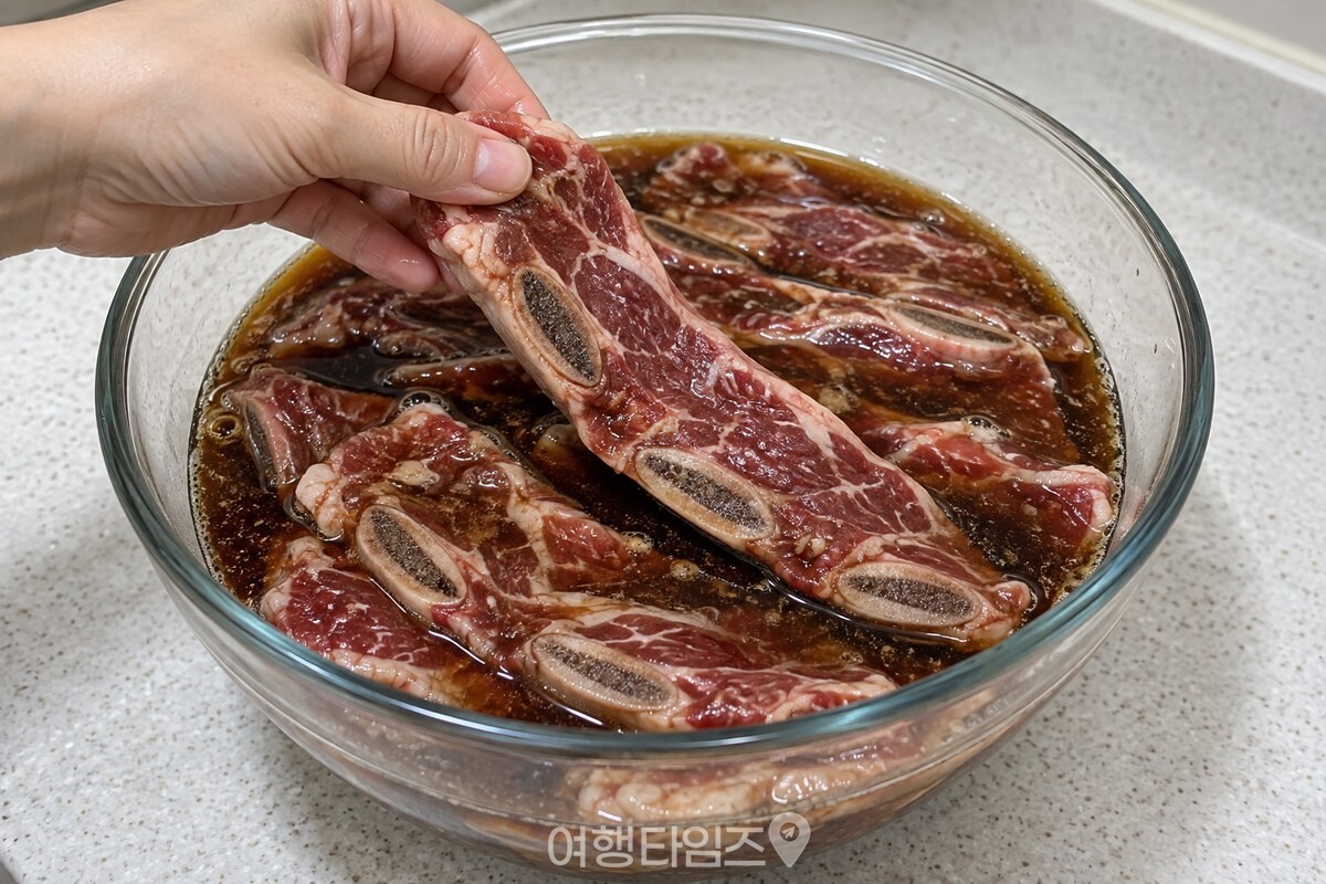 콜라에 담근 LA갈비를 한 장씩 뒤적이는 손 / 기사 이해를 돕기 위한 생성형 이미지