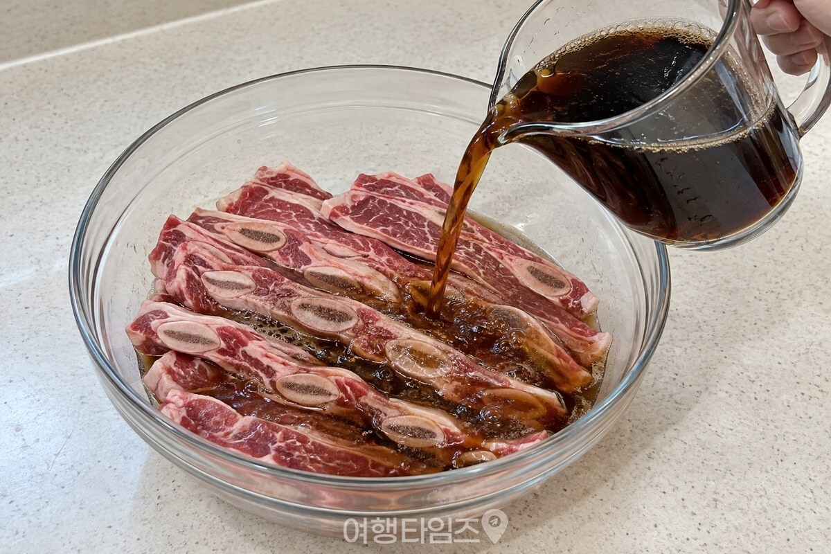 넓은 유리 볼에 펼쳐 담은 LA갈비와 콜라 / 기사 이해를 돕기 위한 생성형 이미지