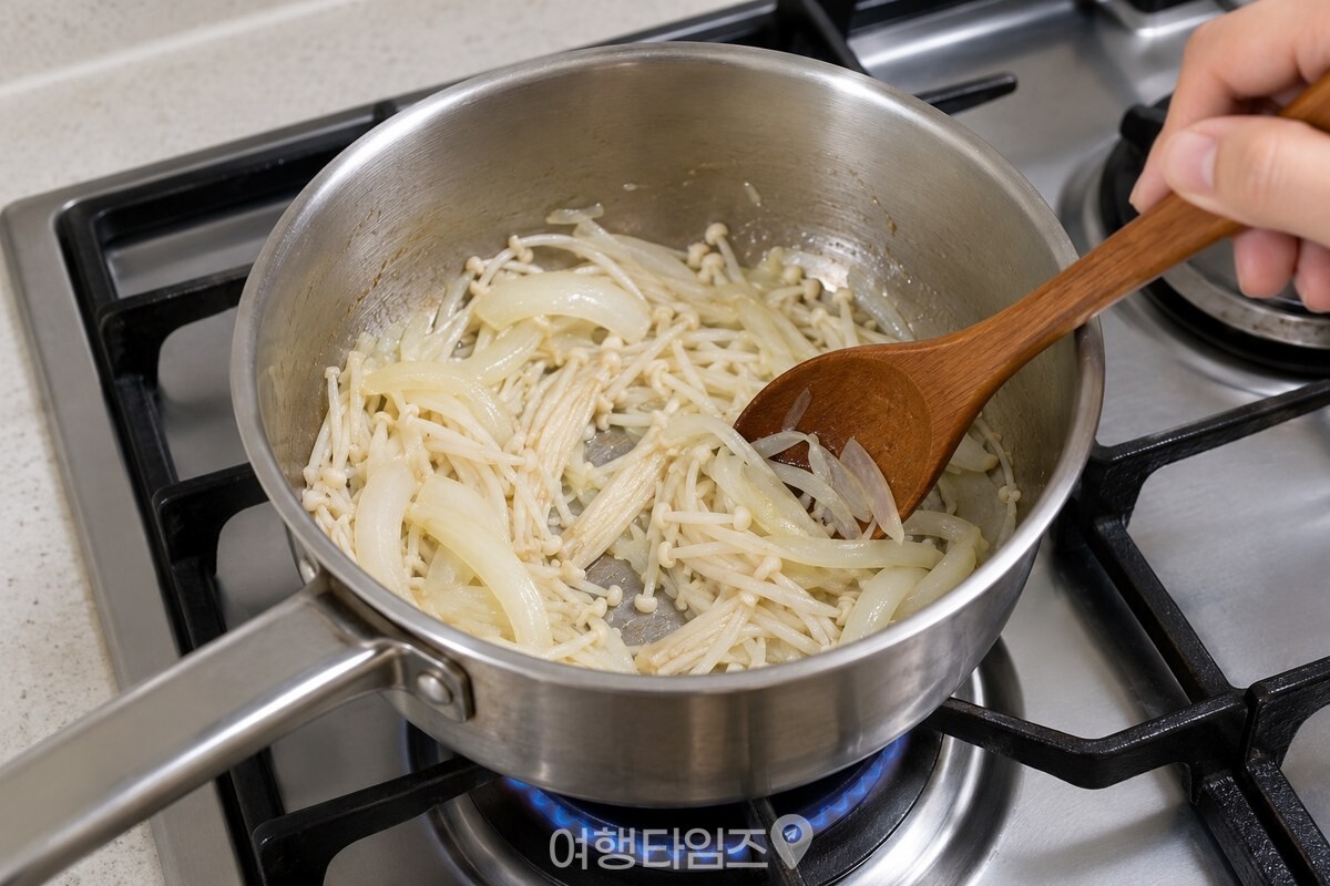 양파와 팽이버섯을 중약불에 볶는 냄비 / 기사 이해를 돕기 위한 생성형 이미지