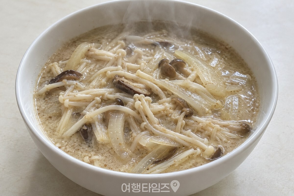 김이 오르는 버섯들깨탕이 담긴 그릇 / 기사 이해를 돕기 위한 생성형 이미지