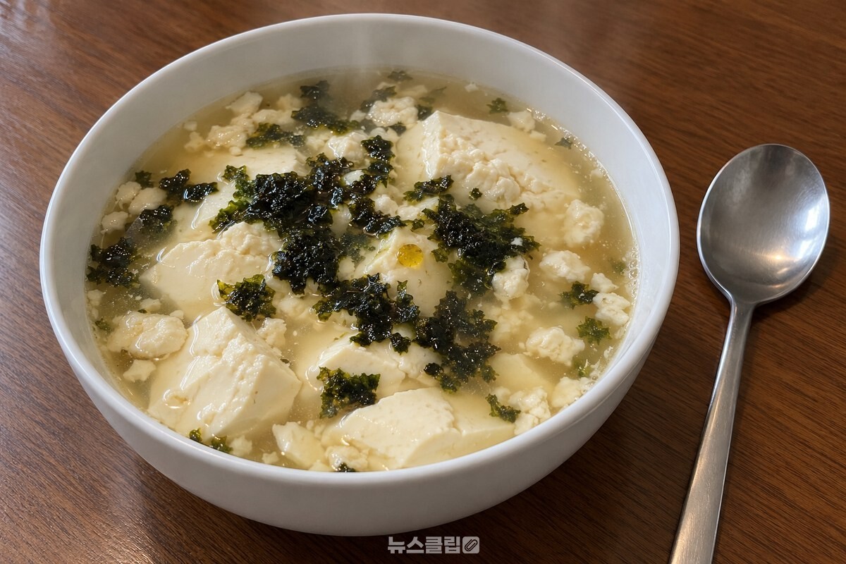 구운 김과 순두부가 어우러진 맑은 순두부국 한 그릇 / 기사 이해를 돕기 위한 생성형 이미지