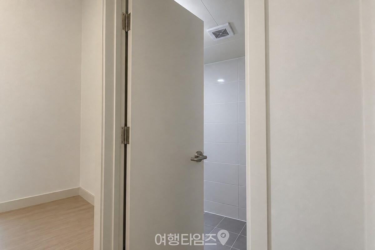 욕실 문을 한 뼘 정도 열어 공기가 들어올 길을 만든 모습. / 기사 이해를 돕기 위한 생성형 이미지