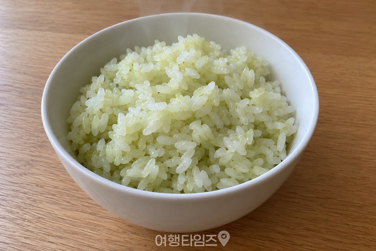 은은한 연둣빛이 감도는 녹차 흰쌀밥이 담긴 밥그릇 / 기사 이해를 돕기 위한 생성형 이미지